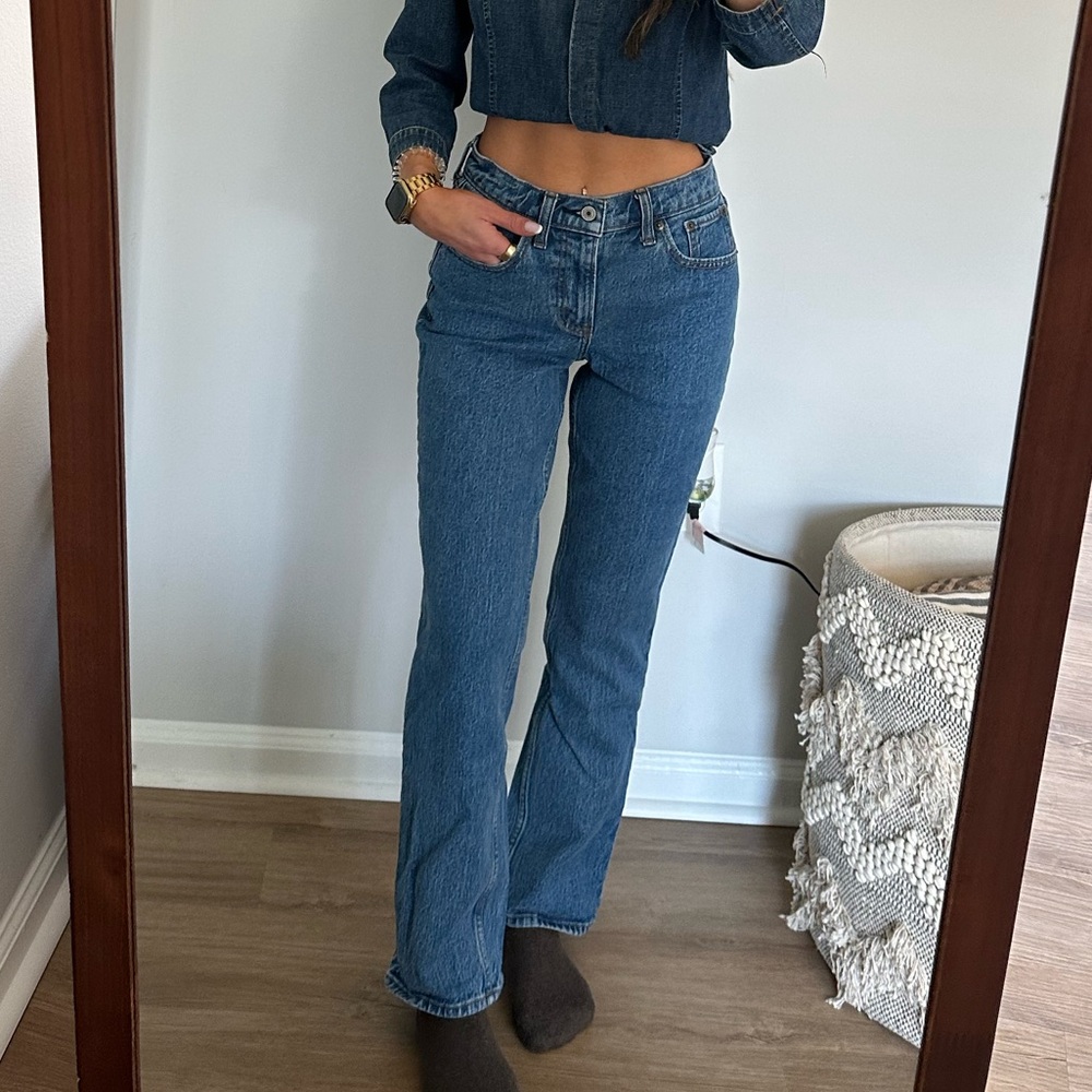 A&F ‘90s Straight Mid Rise Jeans Medium Blue 24S